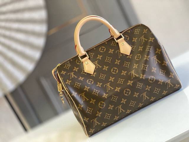 无肩带款 顶级原单手提无肩带款M41526独一无二的造型 皮质手柄 帆布 无怪乎它能成为世界最受青睐的包款 Speedy 30 最初在 1930 年是为旅行者而 无肩带款 顶级原单手提无肩带款M41526独一无二的造型 皮质手柄 帆布 无怪乎它能成为世界最受青睐的包款 Speedy 30 最初在 1930 年是为旅行者而