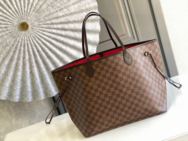 大号钢钉 顶级原单N41357 neverfull 大号手袋极具传奇色彩的 Neverfull 手袋总是能够满足您对手提包的各种需要 容量大却不显笨重 挺括而手