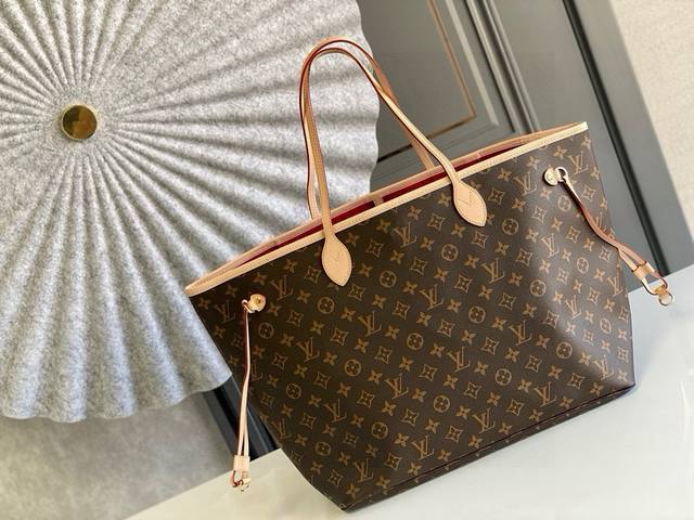 大号钢钉 顶级原单M40991 neverfull 大号手袋Neverfull 全新演绎经典手袋 探索袋内精致细节 重新设计的内袋采用了清新的织物内衬和灵感源自