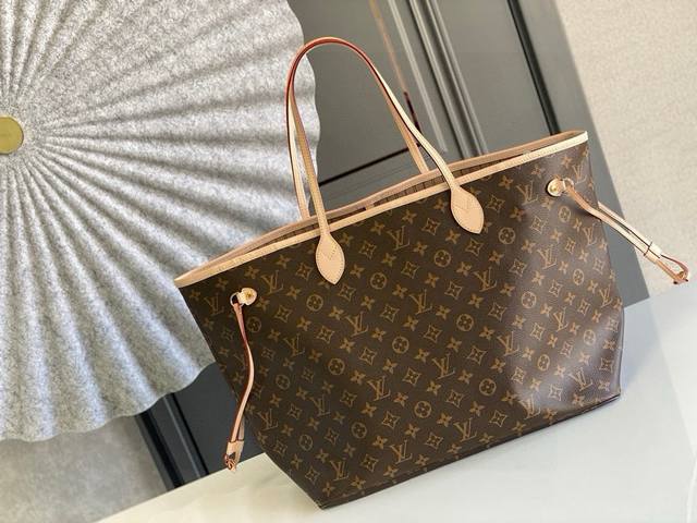 大号钢钉 顶级原单M40990 neverfull 大号手袋Neverfull 全新演绎经典手袋 探索袋内精致细节 重新设计的内袋采用了清新的织物内衬和灵感源自 大号钢钉 顶级原单M40990 neverfull 大号手袋Neverfull 全新演绎经典手袋 探索袋内精致细节 重新设计的内袋采用了清新的织物内衬和灵感源自