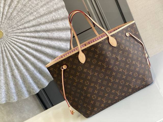 大号钢钉 顶级原单M50367Neverfull 大号手袋Neverfull 全新演绎经典手袋 探索袋内精致细节 重新设计的内袋采用了清新的织物内衬和灵感源自路
