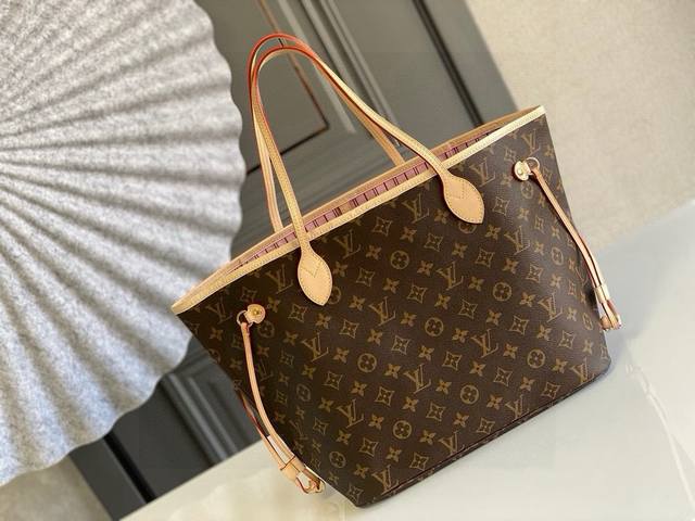 中号钢钉 顶级原单M50366 neverfull 中号手袋 Neverfull 经典手袋 探索袋内精致细节 重新设计的内袋采用了清新的织物内衬 尤其值得称道的