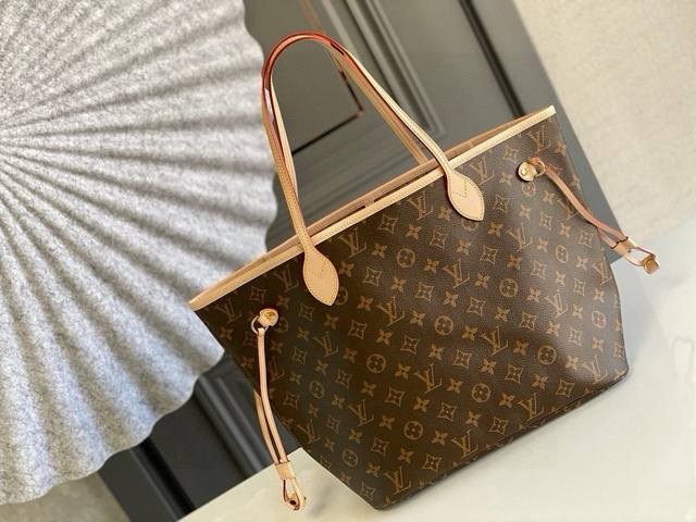 中号钢钉 顶级原单M40995 neverfull 中号手袋 Neverfull 经典手袋 探索袋内精致细节 重新设计的内袋采用了清新的织物内衬 尤其值得称道的