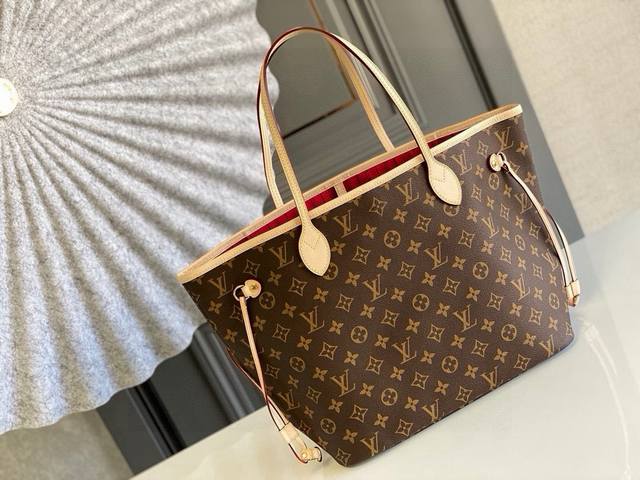 中号钢钉 顶级原单M41177 neverfull 中号手袋 Neverfull 经典手袋 探索袋内精致细节 重新设计的内袋采用了清新的织物内衬 尤其值得称道的