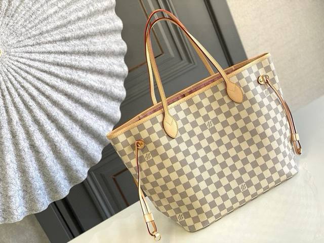 中号钢钉 顶级原单N41605 neverfull 中号手袋 极具传奇色彩的 Neverfull 手袋 总是能够满足您对手提包的各种需要 容量大却不显笨重 挺括