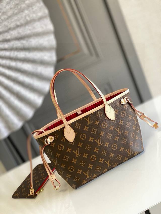 小号钢钉 顶级原单M41000红 neverfull pm 這款Neverfull Mm手挽袋將雋永經典的設計融合傳統的細節 選用Monogram帆布打造 綴以
