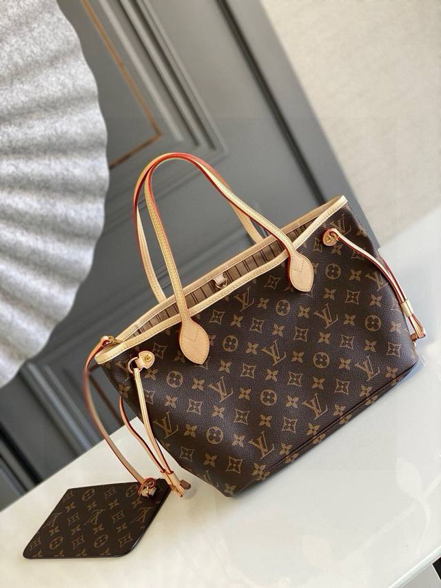 小号钢钉 顶级原单M41000杏 neverfull pm 這款Neverfull Mm手挽袋將雋永經典的設計融合傳統的細節 選用Monogram帆布打造 綴以