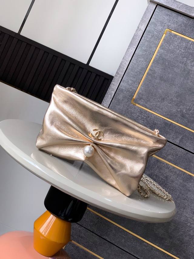 香槟色 Ohanel 25S手拿手链包 谁看了不心动啊金色小双C和金色的肩带链条设计 造型小巧精致 简直让人一见倾心哇 手指包的容量放下钥匙粉饼大手机充电宝等等