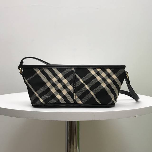 精巧肩背包 选用柔软棉质斜纹面料打造 装饰提花精纺的 Burberry 格纹 内衬为同种面料 设有 B 字型拉链头 搭配细版皮革肩背带 来自 Burberry 精巧肩背包 选用柔软棉质斜纹面料打造 装饰提花精纺的 Burberry 格纹 内衬为同种面料 设有 B 字型拉链头 搭配细版皮革肩背带 来自 Burberry