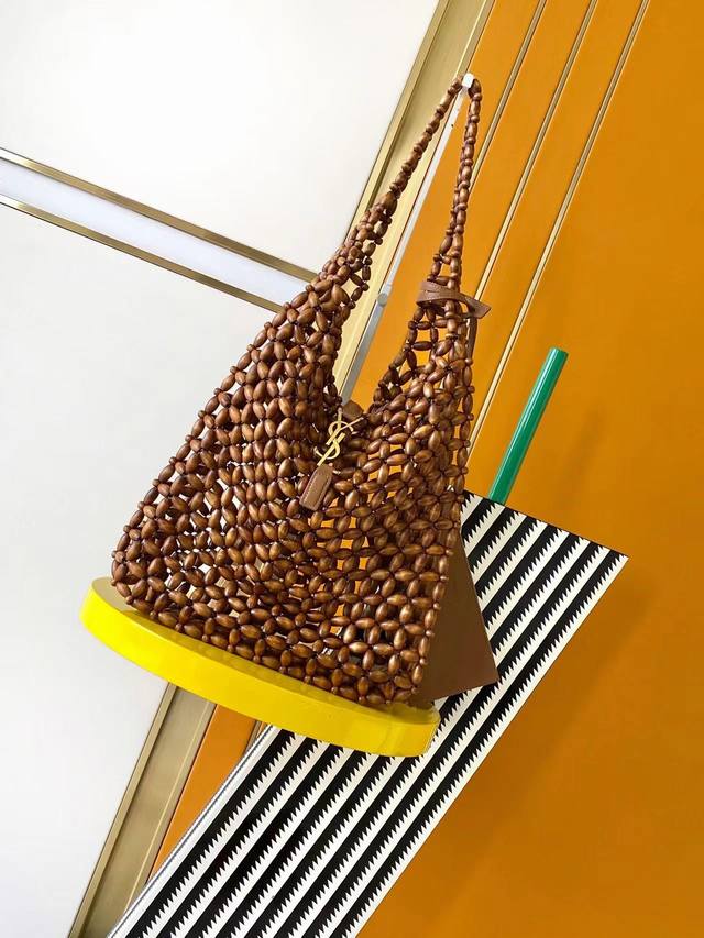 Y家 Hobo木珠新款 好爱这只小众又独特的包袋 木珠编织包 经精湛工艺串联 Ysl 经典标识闪耀其上 复古与奢华交织 型号 823807 尺寸 30X35X1