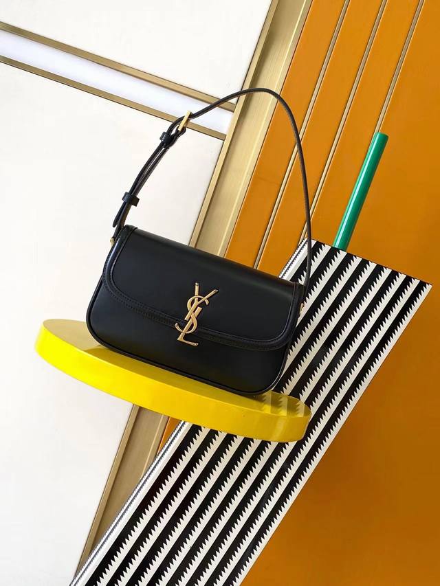 新款腋下包 是时尚界的新宠 经典黑色搭配金色扣五金 散发着低调奢华的气息 它风格百搭 无论是搭配简约通勤装展现干练 还是与休闲风服饰组合呈现随性 亦或是搭配晚装