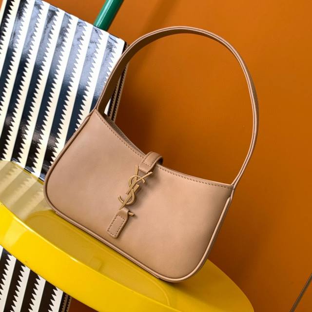 原厂皮 5 7 y家爆火腋下包打铁趁热出小迷你尺寸啦 虽说这款包设计倒不是一眼夺人眼球的包品 但是真的是属于越看越耐看越上头的简约单品 难怪专柜会持续更新颜色跟