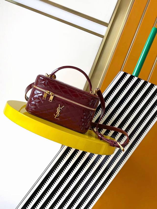 原厂皮 精品专供漆皮 金 最新爆款羊皮革肩带手拿包化妆包到货 环绕式拉链手拿包 饰以 和菱形绗缝包缝 羊皮内衬 古铜色配件拉链开合一个卡片槽位 此款多功能单品配