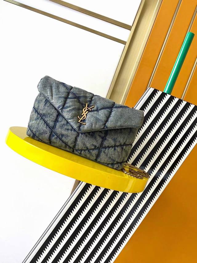 原厂皮 # #Loulou puffer 迷你牛仔布 超火爆的款式专柜最新Mini尺寸 原厂Zp皮制作 手感柔软细腻 小小个带出门犹如棉花糖般可爱 包内设有一个