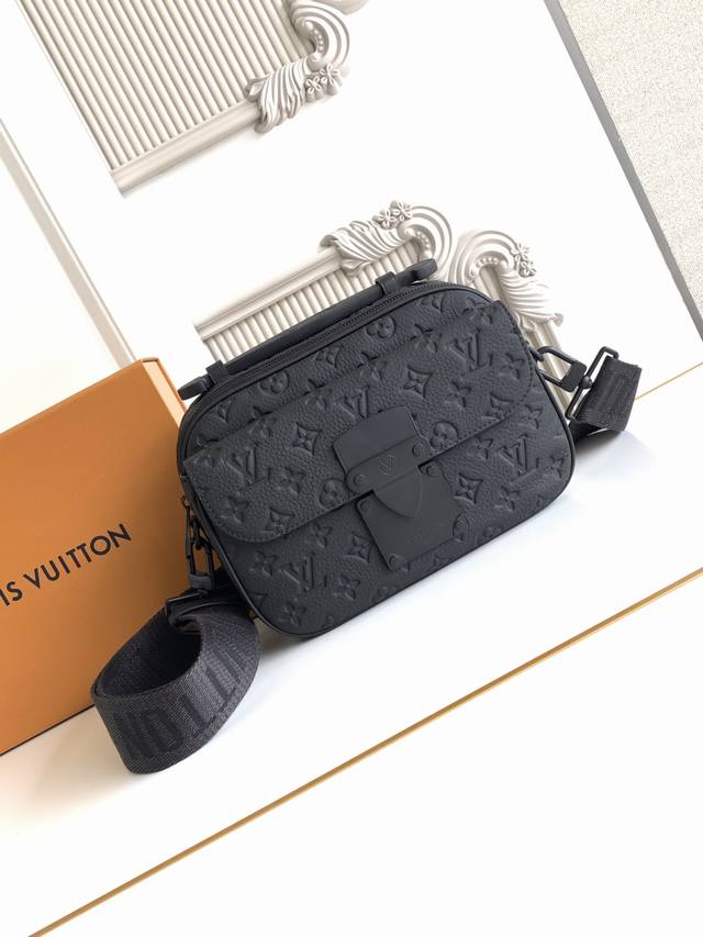 特级 动态芯片 本款 邮差包由 帆布制成 全新锁扣以 于 年设计的硬箱锁扣为灵感打造 特殊整饰工艺为此磁吸金属锁扣赋予醒目摩登姿彩 另配空间充裕的拉链隔层 硬箱