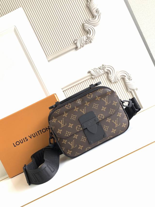 特级 动态芯片 本款 邮差包由 帆布制成 全新锁扣以 于 年设计的硬箱锁扣为灵感打造 特殊整饰工艺为此磁吸金属锁扣赋予醒目摩登姿彩 另配空间充裕的拉链隔层 硬箱