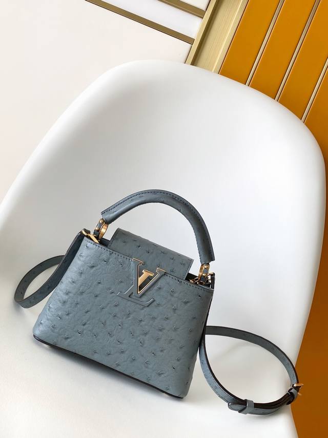 N87312 鸵鸟纹 特级原厂皮 动态芯片 本款 Capucines Bb 手袋出自 Trilogy 系列 以 Taurillon 鸵鸟皮革和耀目金属件传递典雅