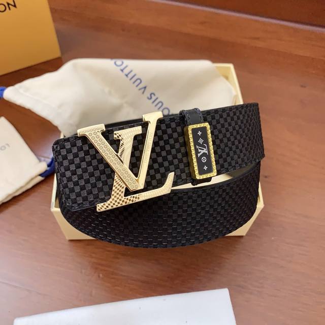 Lv路易威登正版同步 经典版型官网同步 原单高端货 配正版包装 专柜买版复刻定制 精品挂扣锻造 意大利原产皮系列立体压花花纹 双面可用 好货看细节看实物 宽度4