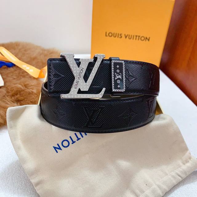 配图片正品包装 Lv路易威登正版同步经典版型字母纯钢扣 版型高档时尚 看工艺皮质即知 精细打磨五金扣件 宽度4.0Cm 高清实拍大图