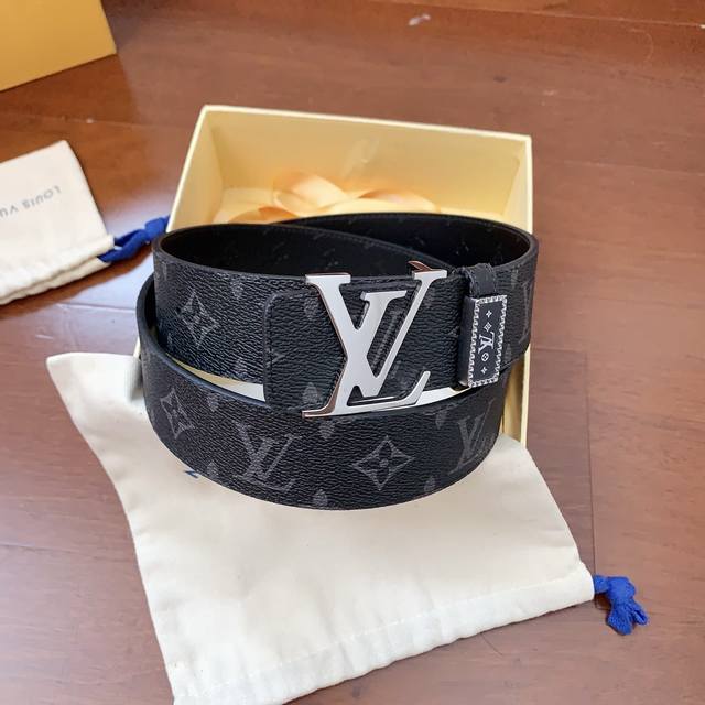 Lv路易威登正版同步 经典版型官网同步 原单高端货 配正版包装 专柜买版复刻定制 精品挂扣锻造 意大利原产皮系列立体压花花纹 双面可用 百分百进口头层牛皮 好货 Lv路易威登正版同步 经典版型官网同步 原单高端货 配正版包装 专柜买版复刻定制 精品挂扣锻造 意大利原产皮系列立体压花花纹 双面可用 百分百进口头层牛皮 好货