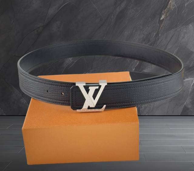 配正版包装Lv路易威登正版同步高端货 手搓纹双面进口皮带身定制原单货 双面可用 精细腐蚀Logo钢印 品质保真 宽度3.8Cm 高清实拍大图