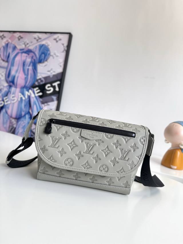 163C动态芯片配专柜包装 海外原单M14912独家实拍 本款 pulse 邮差包采用 Monogram Shadow 压纹牛皮革和考究金属件点亮运动廓形 再为