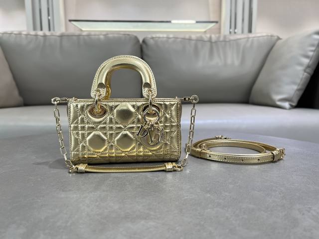 顶级原单Lady D-Joy 16.5Cm古金色 新款 Lady D-Joy 手袋诠释了 Dior对典雅和美丽的深刻洞见 高雅经典的款式 进口漆皮革绣线品牌经典