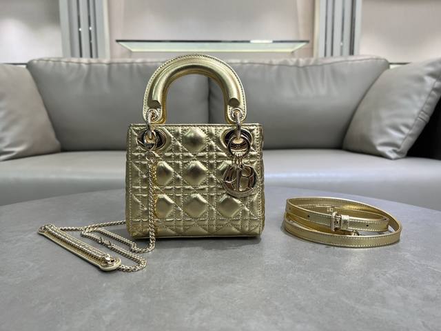 顶级原单羊皮古金 lady戴妃包 人手一个必备的三格小包 迷人优雅又气场十足 斜挎手拎也是女人味十足 经典时尚风格 Ins和众多时尚Icon都人手一个的美包 别