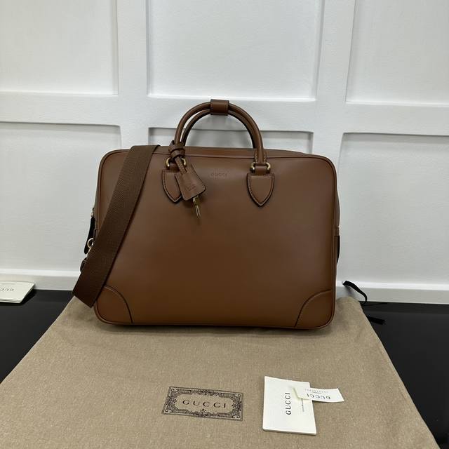 Gucci新款专柜品质 顶级原单货 原厂皮 原厂五金 实物实拍 款号 821149全皮棕 尺寸 W40Xh30Xd6Cm Gucci新款专柜品质 顶级原单货 原厂皮 原厂五金 实物实拍 款号 821149全皮棕 尺寸 W40Xh30Xd6Cm