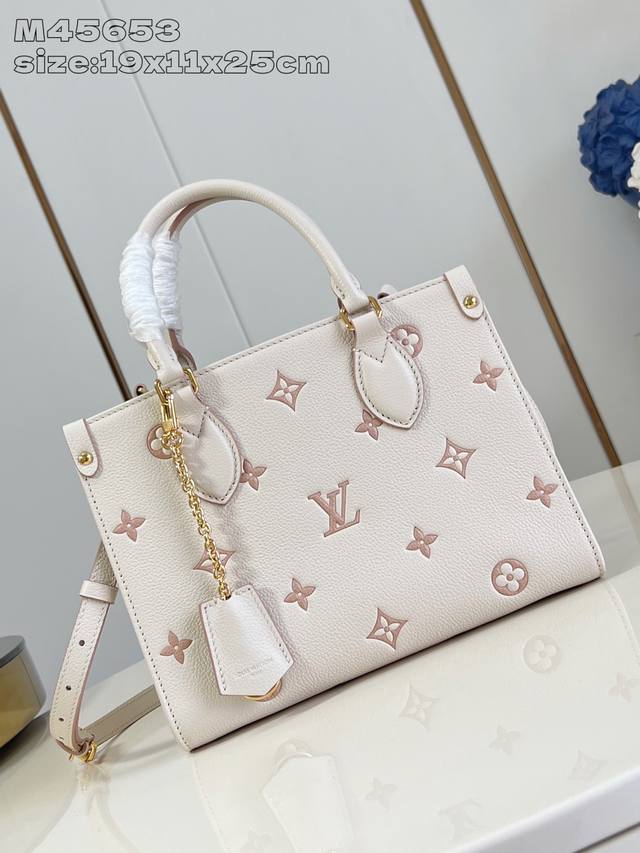 原厂皮 独家实拍 M45653奶油丝印 M 3 本款 Onthego 小号手袋焕新品牌经典 Monogram Empreinte 皮革 以相同色调勾勒图案轮廓