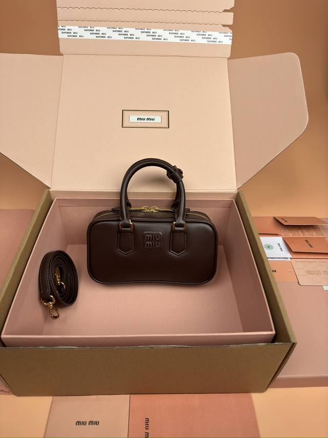 原厂皮1080 配图片包装 特级五金原厂皮 Arcadie 牛皮革迷你 19Cm 保龄球手提包 斜挎包 石南木色牛皮 这款Arcadic手袋彰显独特的理念 即时