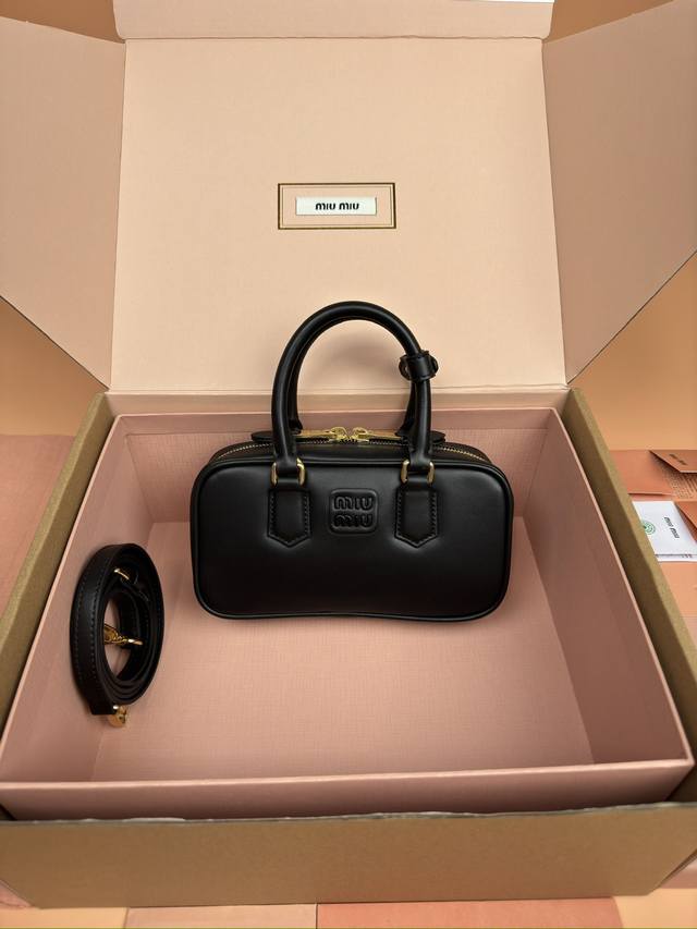 原厂皮1070 配图片包装 特级五金原厂皮 Arcadie 牛皮革迷你 19Cm 保龄球手提包 斜挎包 黑色牛皮 这款Arcadic手袋彰显独特的理念 即时装是 原厂皮1070 配图片包装 特级五金原厂皮 Arcadie 牛皮革迷你 19Cm 保龄球手提包 斜挎包 黑色牛皮 这款Arcadic手袋彰显独特的理念 即时装是