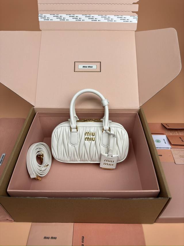 原厂皮1170 配图片包装 特级五金原厂皮 Arcadie Matelasse羊皮革迷你 19Cm 保龄球手提包 斜挎包 白色羊皮 这款手提包采用Matelas