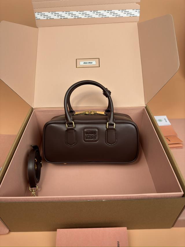 原厂皮 配图片包装 特级五金原厂皮 Arcadie 牛皮革中号 27Cm 保龄球手提包 斜挎包 石南木牛皮 这款Arcadic手袋彰显独特的理念 即时装是对现实