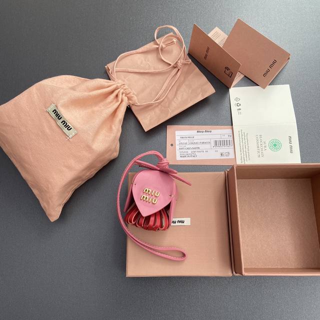 原厂皮 特级五金原厂皮 ~粉色 紅色進口牛皮革掛飾 這款掛飾可裝點其他配飾 為造型增添活力趣致 飾以字母徽標 增添辨識度 金屬字母徽標 尺寸:W5 H6Cm 粉 原厂皮 特级五金原厂皮 ~粉色 紅色進口牛皮革掛飾 這款掛飾可裝點其他配飾 為造型增添活力趣致 飾以字母徽標 增添辨識度 金屬字母徽標 尺寸:W5 H6Cm 粉