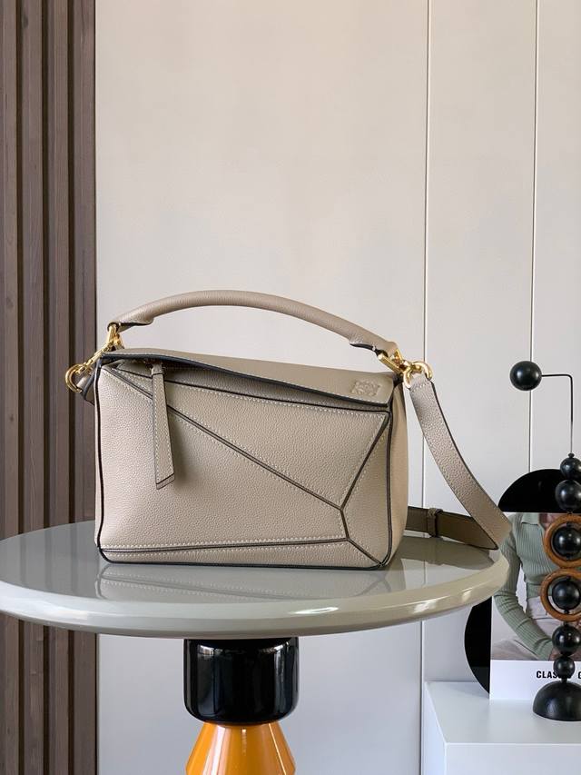 原厂皮 几何包24Cmpuzzle手袋 原厂进口荔枝纹牛皮罗家爆款几何包puzzle 手袋是创意总监乔纳森 安德森为 L0Ewe 推出的首款手提包长方体形状和精