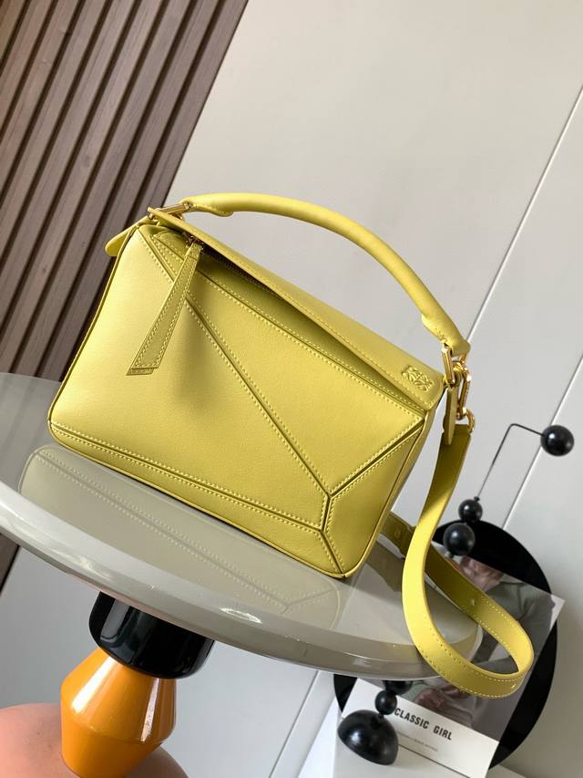 原厂皮 几何包24Cmpuzzle手袋 原厂进口荔枝纹牛皮罗家爆款几何包puzzle 手袋是创意总监乔纳森 安德森为 L0Ewe 推出的首款手提包长方体形状和精