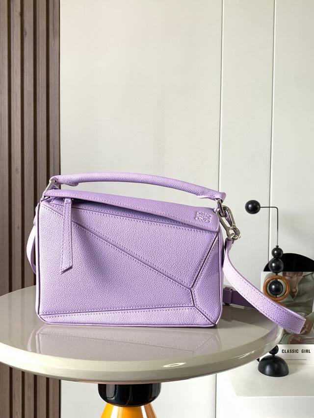 原厂皮 几何包24Cmpuzzle手袋原厂进口小牛皮平纹 罗家爆款几何包puzzle 手袋是创意总监乔纳森 安德森 Jonathan Anderson 为 L0