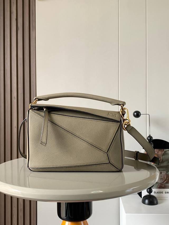 原厂皮 几何包24Cmpuzzle手袋原厂进口小牛皮平纹 罗家爆款几何包puzzle 手袋是创意总监乔纳森 安德森 Jonathan Anderson 为 L0 原厂皮 几何包24Cmpuzzle手袋原厂进口小牛皮平纹 罗家爆款几何包puzzle 手袋是创意总监乔纳森 安德森 Jonathan Anderson 为 L0