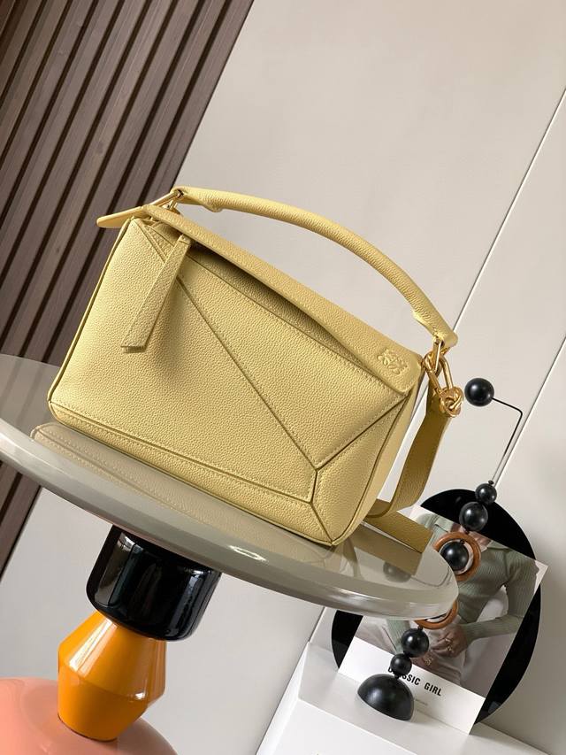 原厂皮 几何包24Cmpuzzle手袋原厂进口小牛皮平纹 罗家爆款几何包puzzle 手袋是创意总监乔纳森 安德森 Jonathan Anderson 为 L0