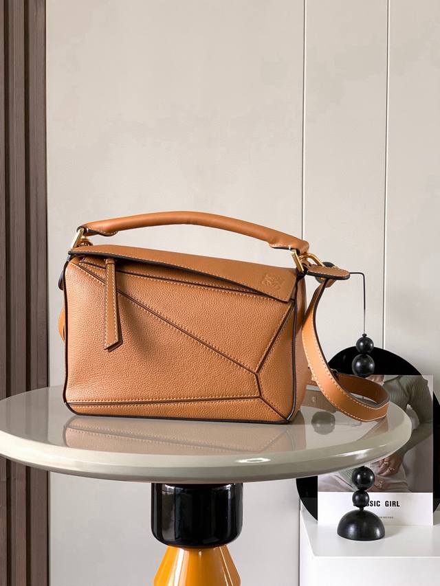 原厂皮 几何包24Cmpuzzle手袋原厂进口小牛皮平纹 罗家爆款几何包puzzle 手袋是创意总监乔纳森 安德森 Jonathan Anderson 为 L0 原厂皮 几何包24Cmpuzzle手袋原厂进口小牛皮平纹 罗家爆款几何包puzzle 手袋是创意总监乔纳森 安德森 Jonathan Anderson 为 L0