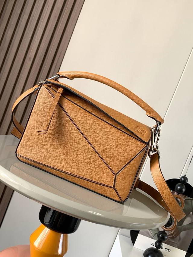 原厂皮 几何包24Cmpuzzle手袋原厂进口小牛皮平纹 罗家爆款几何包puzzle 手袋是创意总监乔纳森 安德森 Jonathan Anderson 为 L0