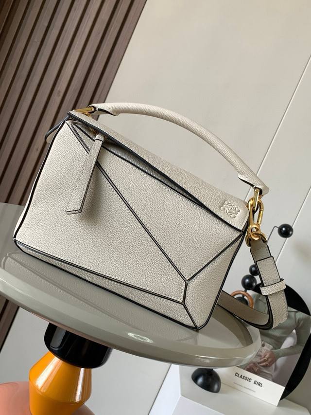 原厂皮 几何包24Cmpuzzle手袋原厂进口小牛皮平纹 罗家爆款几何包puzzle 手袋是创意总监乔纳森 安德森 Jonathan Anderson 为 L0