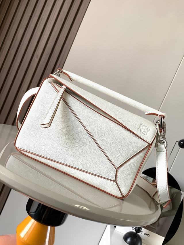 原厂皮 几何包24Cmpuzzle手袋原厂进口小牛皮平纹 罗家爆款几何包puzzle 手袋是创意总监乔纳森 安德森 Jonathan Anderson 为 L0 原厂皮 几何包24Cmpuzzle手袋原厂进口小牛皮平纹 罗家爆款几何包puzzle 手袋是创意总监乔纳森 安德森 Jonathan Anderson 为 L0