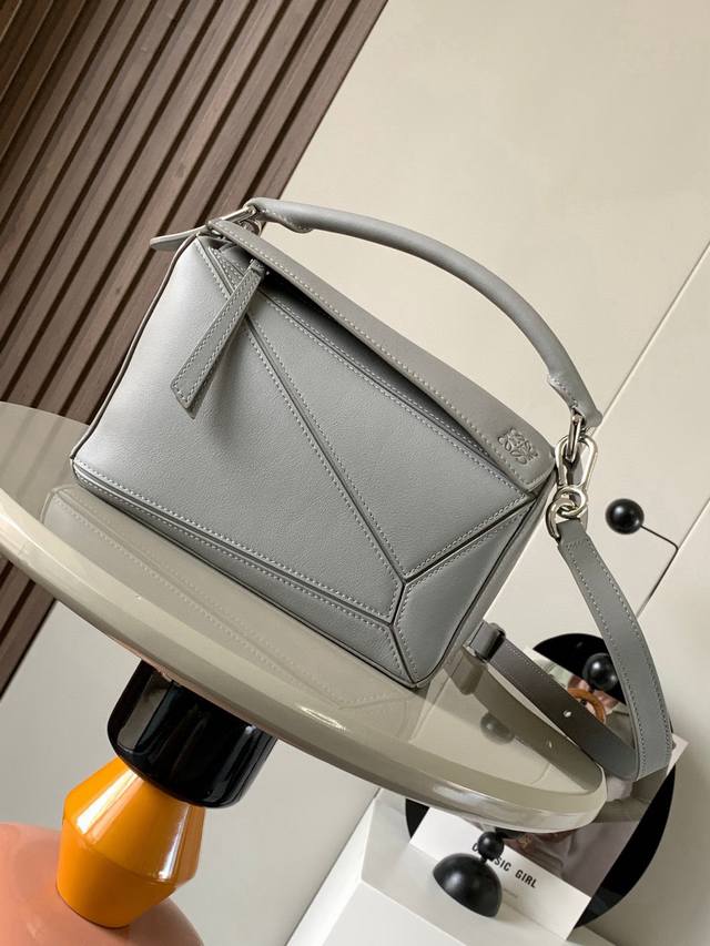 原厂皮 几何包24Cmpuzzle手袋原厂进口小牛皮平纹 罗家爆款几何包puzzle 手袋是创意总监乔纳森 安德森 Jonathan Anderson 为 L0