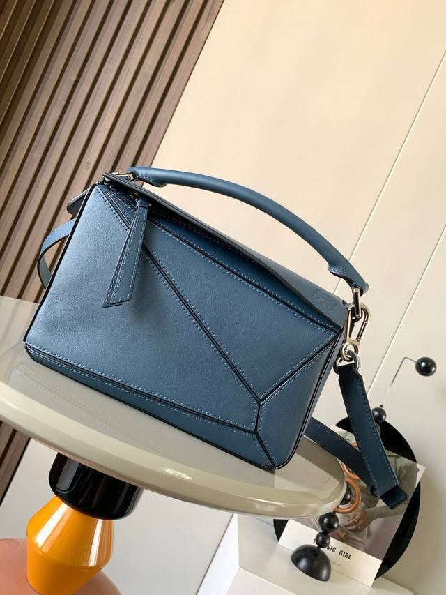 原厂皮 几何包24Cmpuzzle手袋原厂进口小牛皮平纹 罗家爆款几何包puzzle 手袋是创意总监乔纳森 安德森 Jonathan Anderson 为 L0