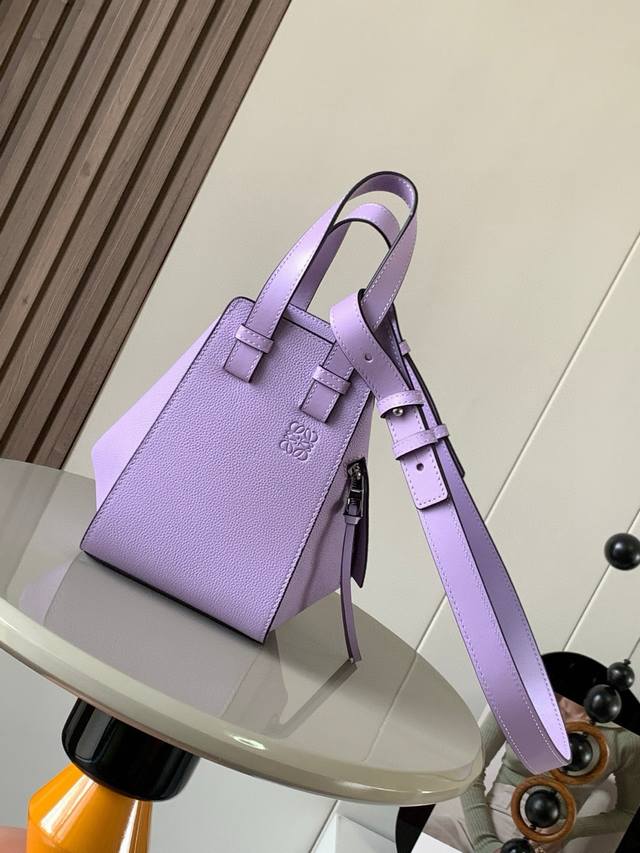 原厂皮 吊床包20Cm新尺寸Hammock Bag吊床包疯狂翻牌 太好看了这是小号和迷你中间的尺寸更适合亚洲女生 时尚界 变形金刚 可以变换六种不同的形态Ham