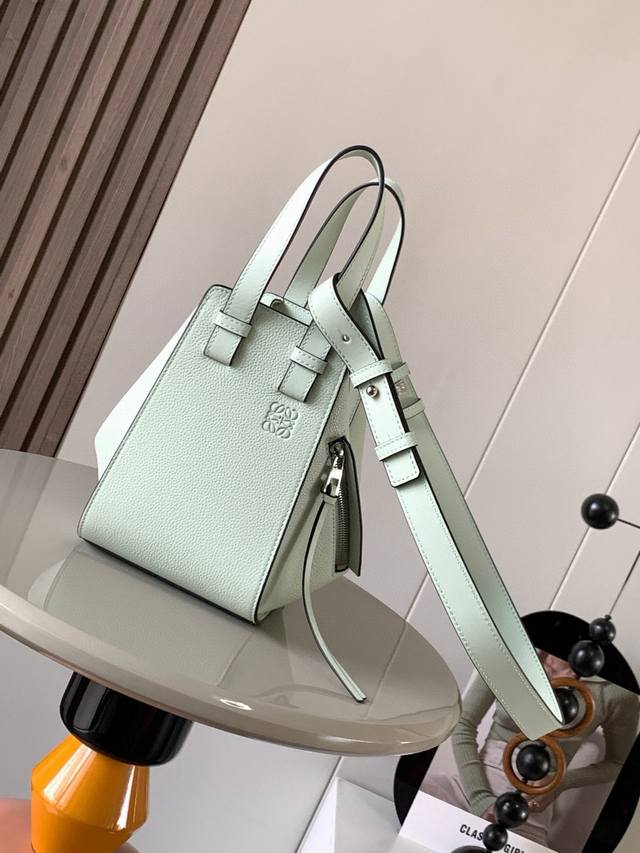 原厂皮 吊床包20Cm新尺寸Hammock Bag吊床包疯狂翻牌 太好看了这是小号和迷你中间的尺寸更适合亚洲女生 时尚界 变形金刚 可以变换六种不同的形态Ham