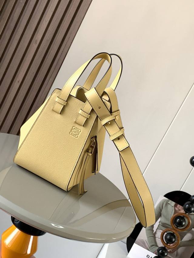 原厂皮 吊床包20Cm新尺寸Hammock Bag吊床包疯狂翻牌 太好看了这是小号和迷你中间的尺寸更适合亚洲女生 时尚界 变形金刚 可以变换六种不同的形态Ham