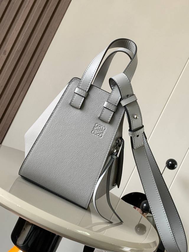 原厂皮 吊床包20Cm新尺寸Hammock Bag吊床包疯狂翻牌 太好看了这是小号和迷你中间的尺寸更适合亚洲女生 时尚界 变形金刚 可以变换六种不同的形态Ham